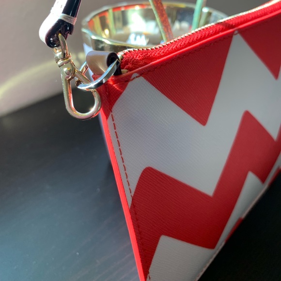 SOLD❤️💕 🎉Host Pick!🎉Kate Spade Chevron Wristlet - Picture 7 of 8